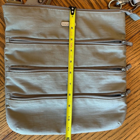 Baggallini 3 Front Zip Pocket Tan/Taupe Crossbody Bag with Light Blue Lining - Picture 10 of 11